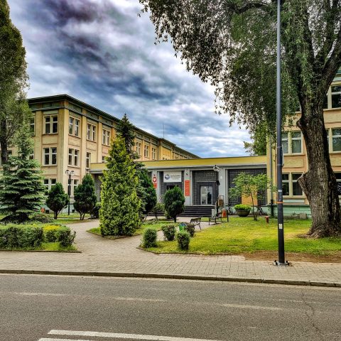 Akademia-Nauk-Stosowanych-wejscie-glowne-2048x1536
