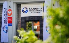 Akademia-Nauk-Stosowanych-wejscie-glowne flagi