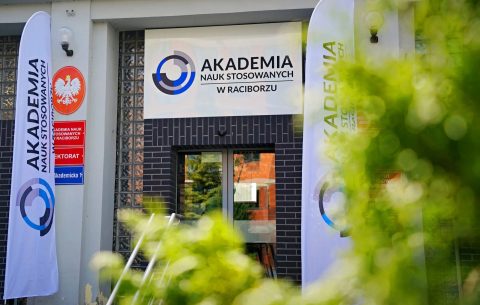 Akademia-Nauk-Stosowanych-wejscie-glowne flagi