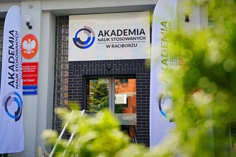 Akademia-Nauk-Stosowanych-wejscie-glowne flagi