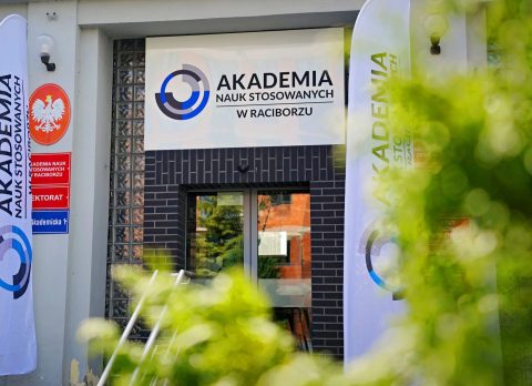 Akademia-Nauk-Stosowanych-wejscie-glowne flagi