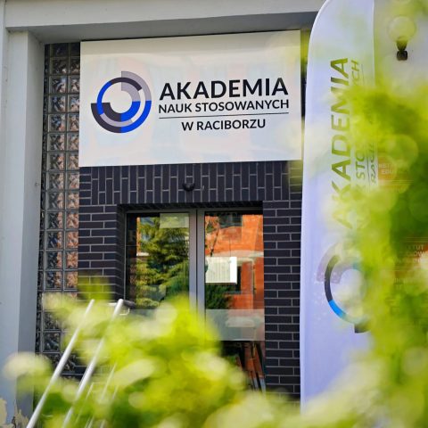 Akademia-Nauk-Stosowanych-wejscie-glowne flagi