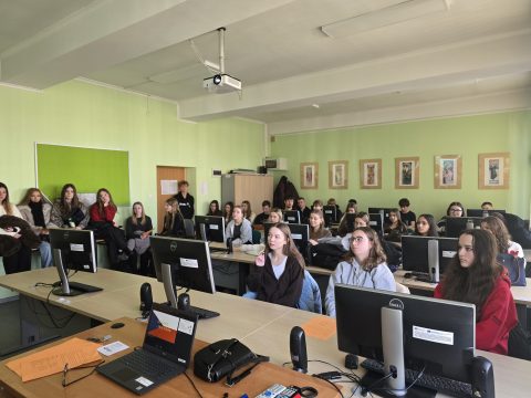 fb2a8de5-f7d2-4175-bdec-b6002590478b